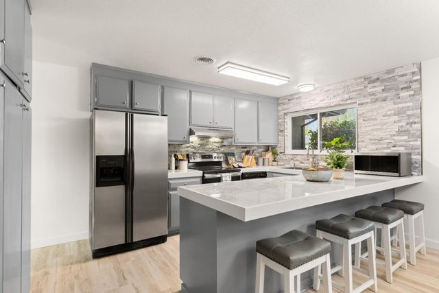 9012 Plaza Park Dr, Elk Grove, CA 95624