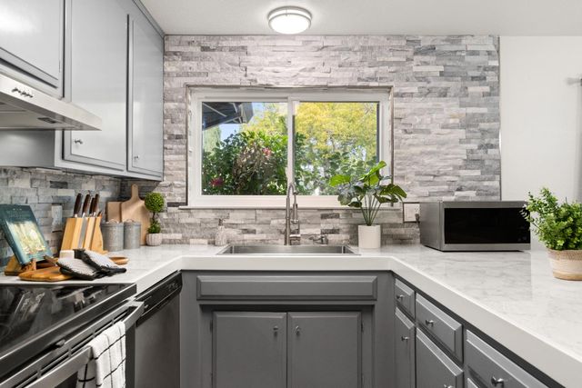 9012 Plaza Park Dr, Elk Grove, CA 95624