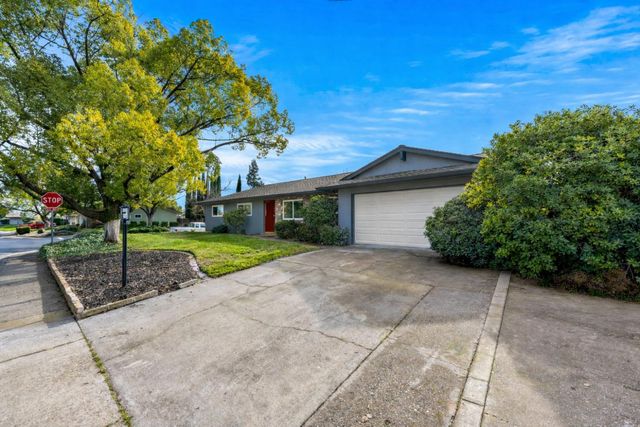 9012 Plaza Park Dr, Elk Grove, CA 95624