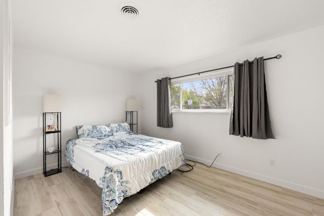 9012 Plaza Park Dr, Elk Grove, CA 95624