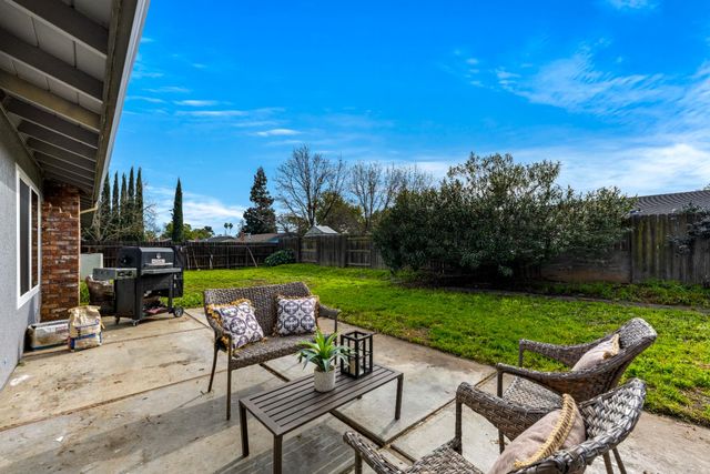 9012 Plaza Park Dr, Elk Grove, CA 95624