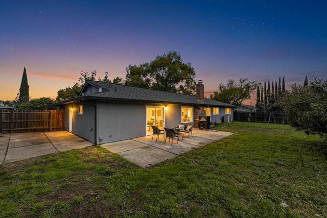 9012 Plaza Park Dr, Elk Grove, CA 95624