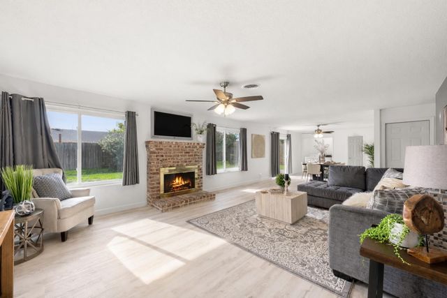 9012 Plaza Park Dr, Elk Grove, CA 95624