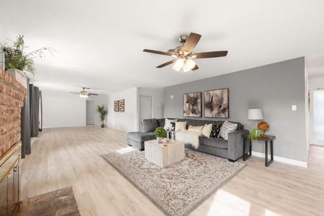 9012 Plaza Park Dr, Elk Grove, CA 95624