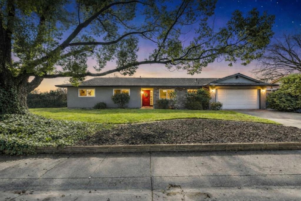 9012 Plaza Park Dr, Elk Grove, CA 95624