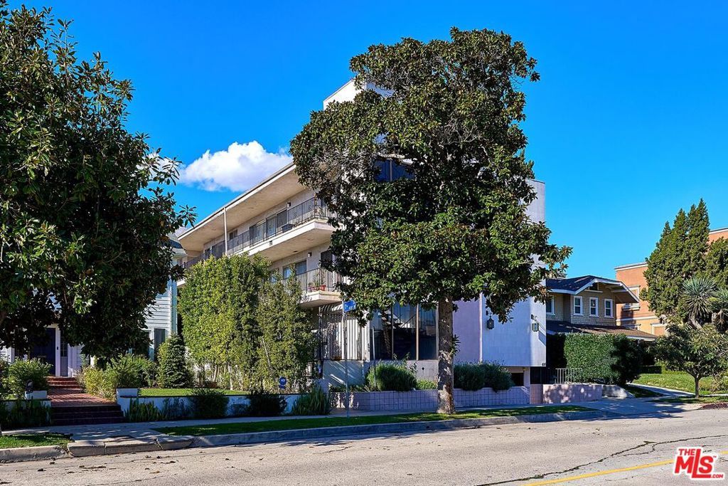 Image 7 of property listing at 695 S Norton Avenue, Los Angeles, CA 90005
