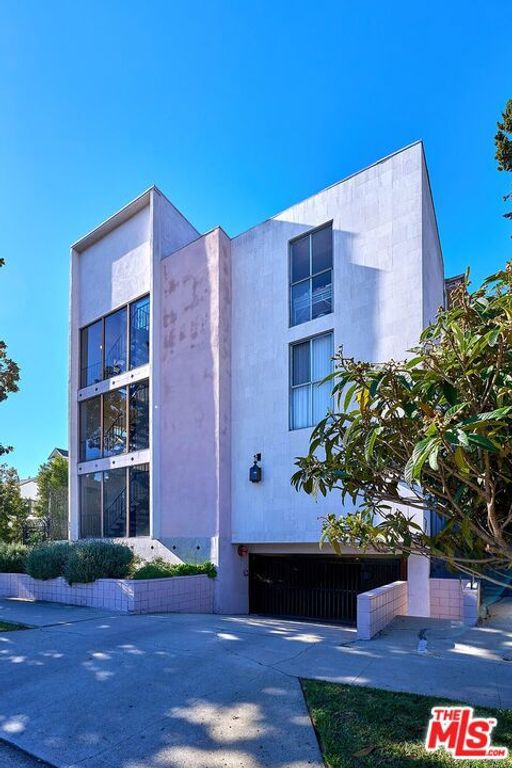 Image 8 of property listing at 695 S Norton Avenue, Los Angeles, CA 90005