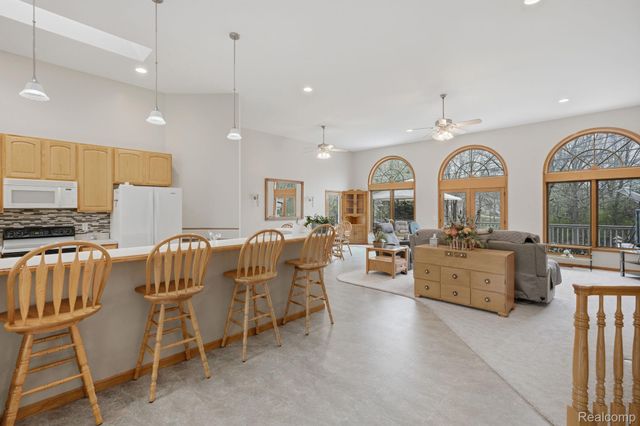 3630 S Shimmons Circle, Auburn Hills, MI 48326