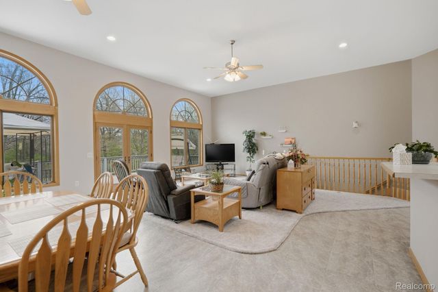 3630 S Shimmons Circle, Auburn Hills, MI 48326