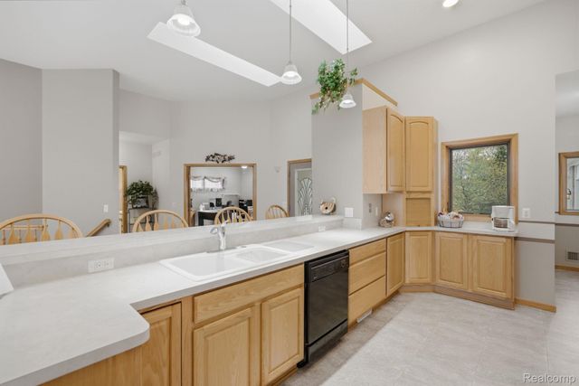 3630 S Shimmons Circle, Auburn Hills, MI 48326