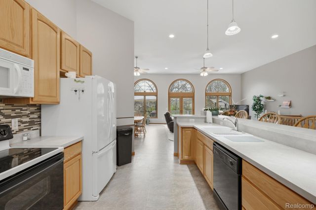 3630 S Shimmons Circle, Auburn Hills, MI 48326