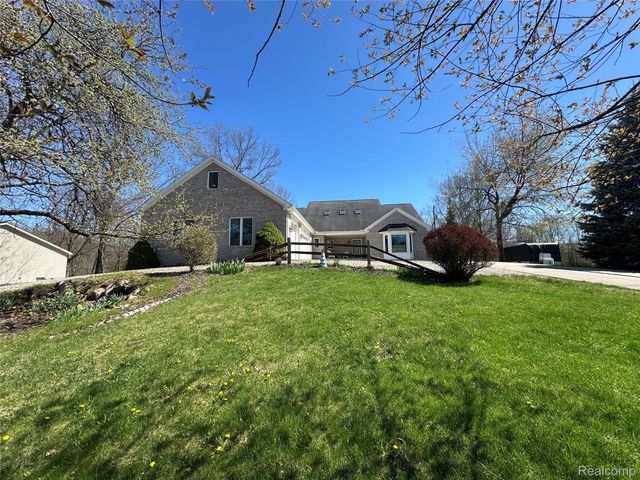 3630 S Shimmons Circle, Auburn Hills, MI 48326