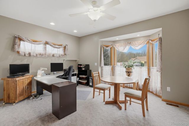 3630 S Shimmons Circle, Auburn Hills, MI 48326