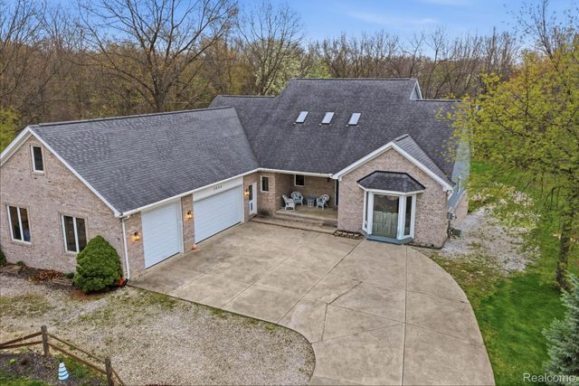 3630 S Shimmons Circle, Auburn Hills, MI 48326