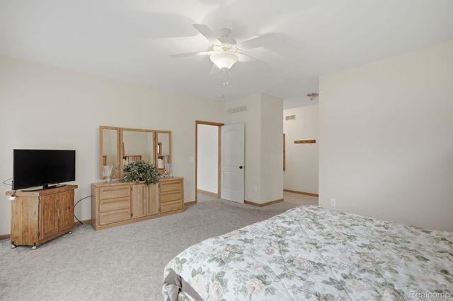 3630 S Shimmons Circle, Auburn Hills, MI 48326