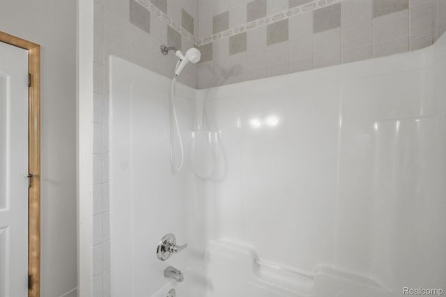 3630 S Shimmons Circle, Auburn Hills, MI 48326