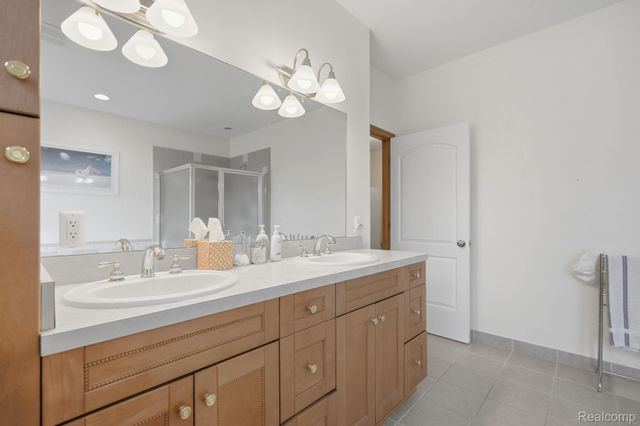 3630 S Shimmons Circle, Auburn Hills, MI 48326