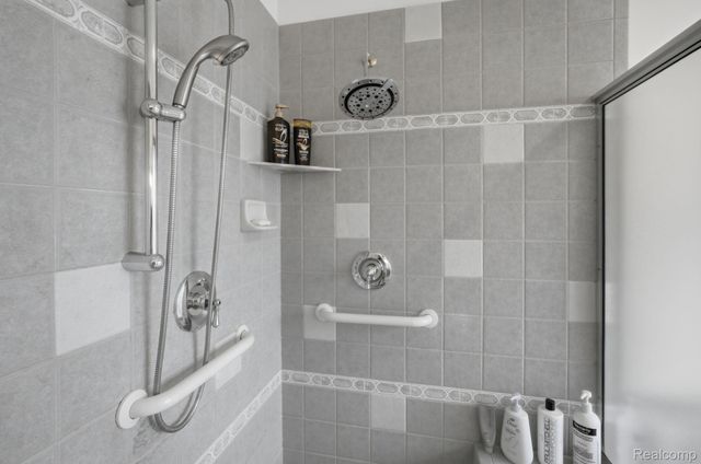 3630 S Shimmons Circle, Auburn Hills, MI 48326