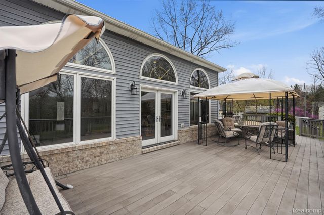 3630 S Shimmons Circle, Auburn Hills, MI 48326