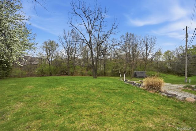 3630 S Shimmons Circle, Auburn Hills, MI 48326