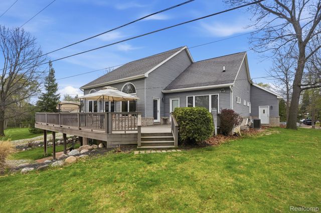 3630 S Shimmons Circle, Auburn Hills, MI 48326
