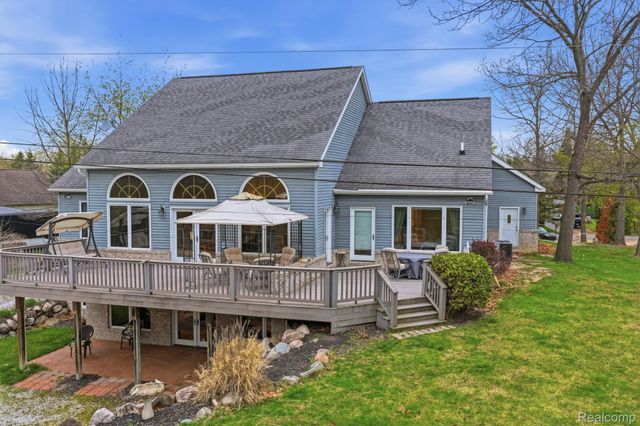 3630 S Shimmons Circle, Auburn Hills, MI 48326