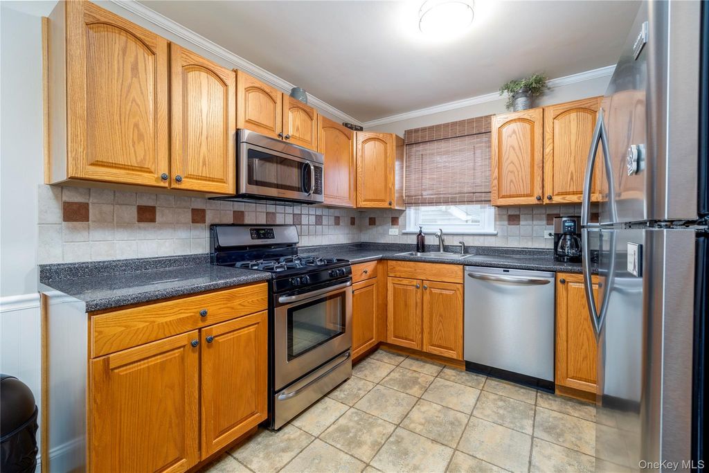 934 Hancock Street, Franklin Square, NY 11010 — photo 4