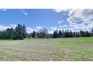 E HUNTER Rd 400W, Veneta, OR 97487
