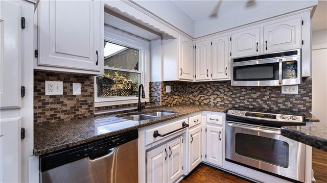 4047 SW ORLEANS Court, Lee's Summit, MO 64082