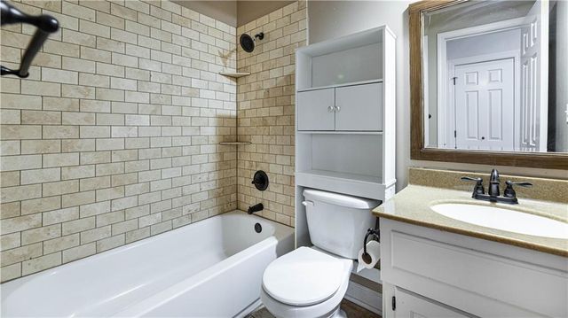 4047 SW ORLEANS Court, Lee's Summit, MO 64082