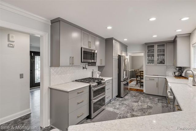 792 S Rosedale Court, Grosse Pointe Woods, MI 48236