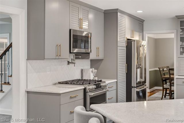 792 S Rosedale Court, Grosse Pointe Woods, MI 48236