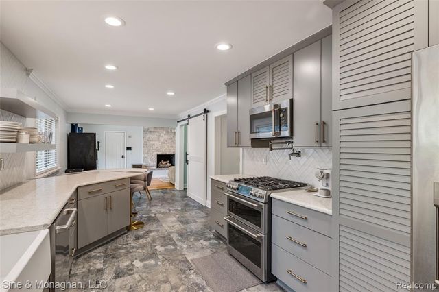 792 S Rosedale Court, Grosse Pointe Woods, MI 48236
