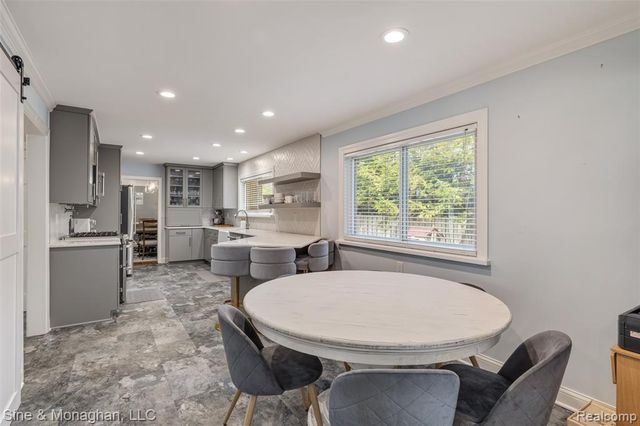 792 S Rosedale Court, Grosse Pointe Woods, MI 48236