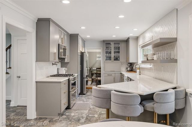 792 S Rosedale Court, Grosse Pointe Woods, MI 48236