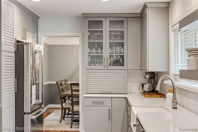 792 S Rosedale Court, Grosse Pointe Woods, MI 48236