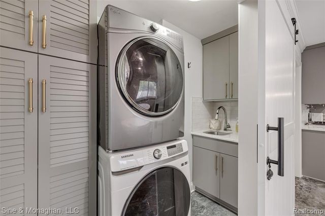 792 S Rosedale Court, Grosse Pointe Woods, MI 48236
