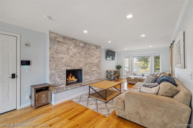 792 S Rosedale Court, Grosse Pointe Woods, MI 48236