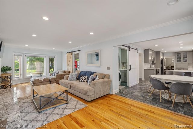 792 S Rosedale Court, Grosse Pointe Woods, MI 48236