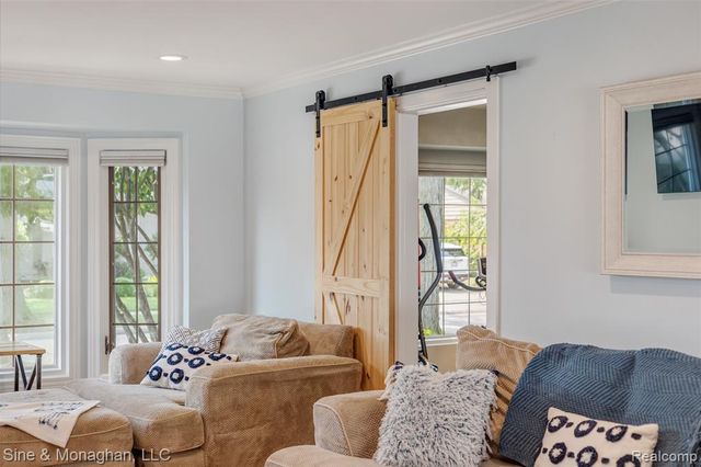 792 S Rosedale Court, Grosse Pointe Woods, MI 48236