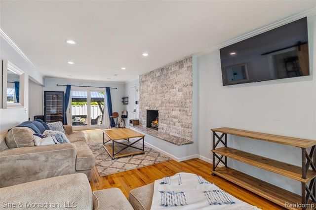 792 S Rosedale Court, Grosse Pointe Woods, MI 48236