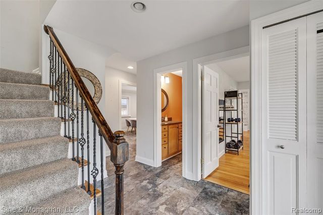792 S Rosedale Court, Grosse Pointe Woods, MI 48236