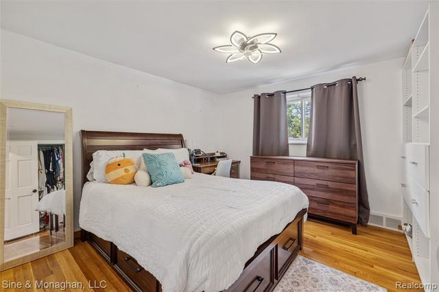 792 S Rosedale Court, Grosse Pointe Woods, MI 48236