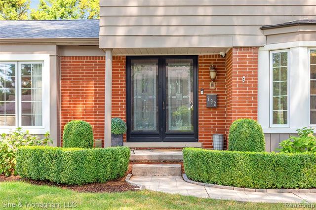 792 S Rosedale Court, Grosse Pointe Woods, MI 48236