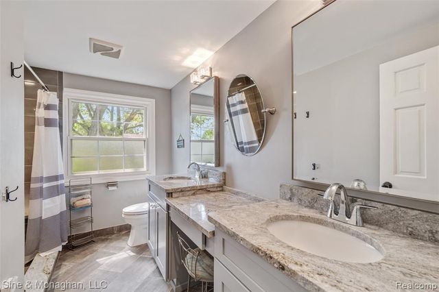 792 S Rosedale Court, Grosse Pointe Woods, MI 48236