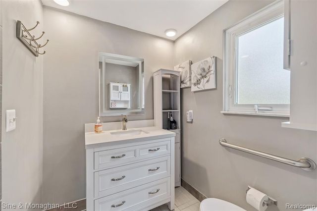 792 S Rosedale Court, Grosse Pointe Woods, MI 48236