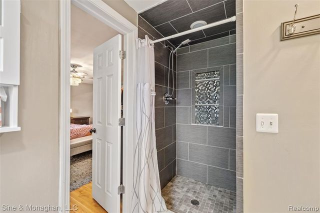 792 S Rosedale Court, Grosse Pointe Woods, MI 48236