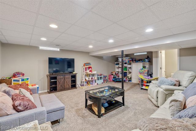 792 S Rosedale Court, Grosse Pointe Woods, MI 48236