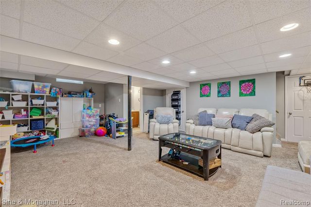 792 S Rosedale Court, Grosse Pointe Woods, MI 48236