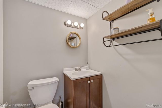 792 S Rosedale Court, Grosse Pointe Woods, MI 48236